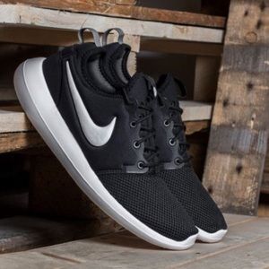 NWT. Nike Roche Black & White